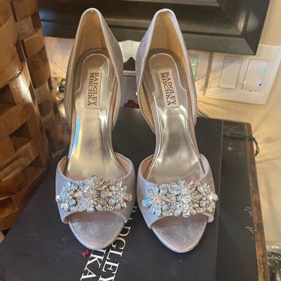 JEWEL ENCRUSTED Mischka Pumps! Giana II - Picture 1 of 16